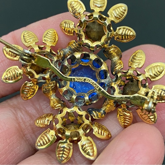 Vintage Austrian Crystal Ornate Gold Tone Filigree Blue Crystal Brooch 6.5g - Picture 14 of 15